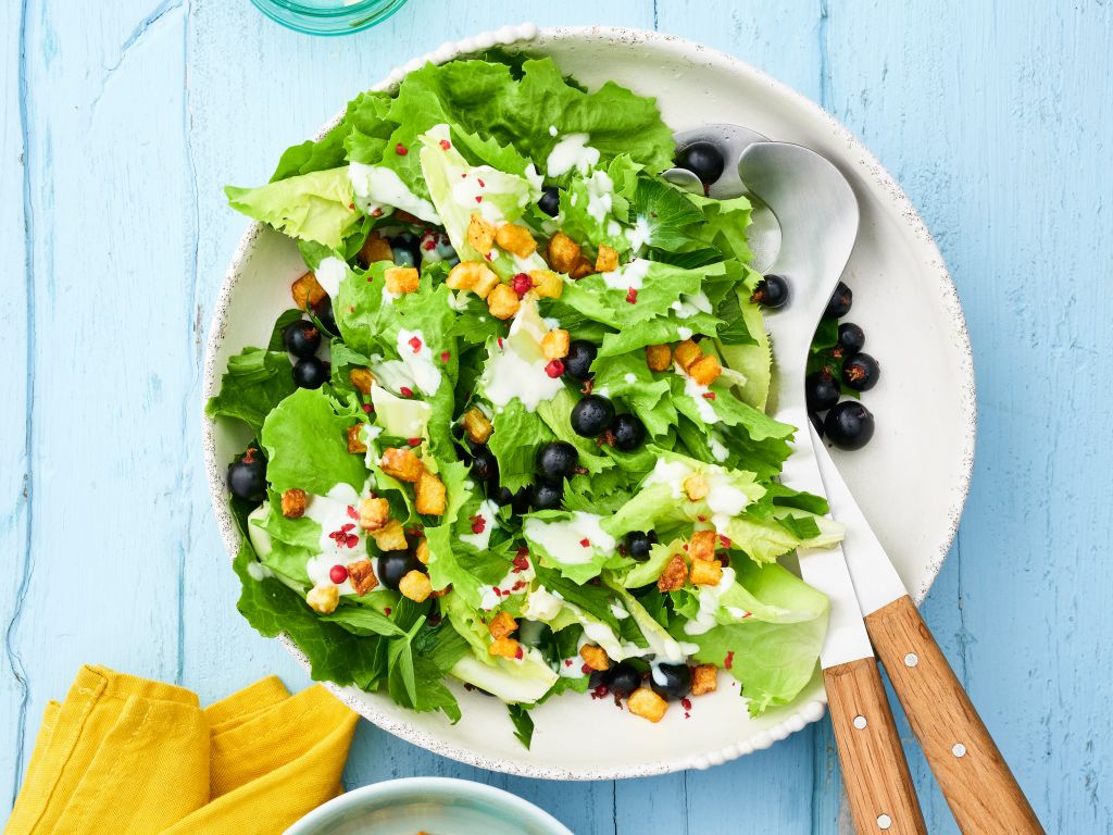 Endiviensalat mit schwarzen Johannisbeeren Rezept EAT SMARTER