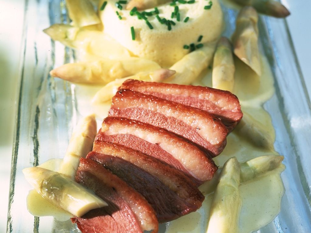 Entenbrust auf weißem Spargel