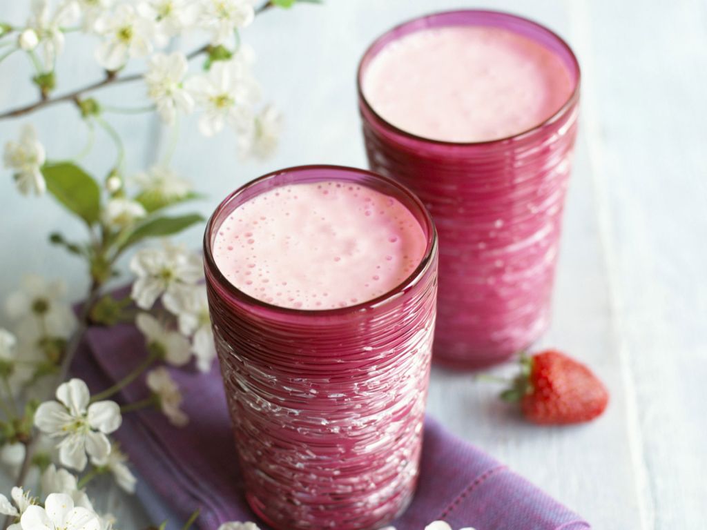 Erdbeer-Kokos-Milch Rezept | EAT SMARTER