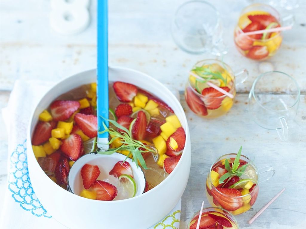 Erdbeer-Mango-Bowle Rezept | EAT SMARTER Erdbeer-Mango-Bowle Rezept | EAT SMARTER