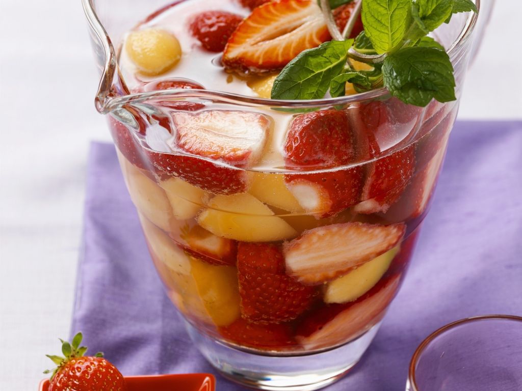 Erdbeer-Melonen-Bowle Rezept | EAT SMARTER