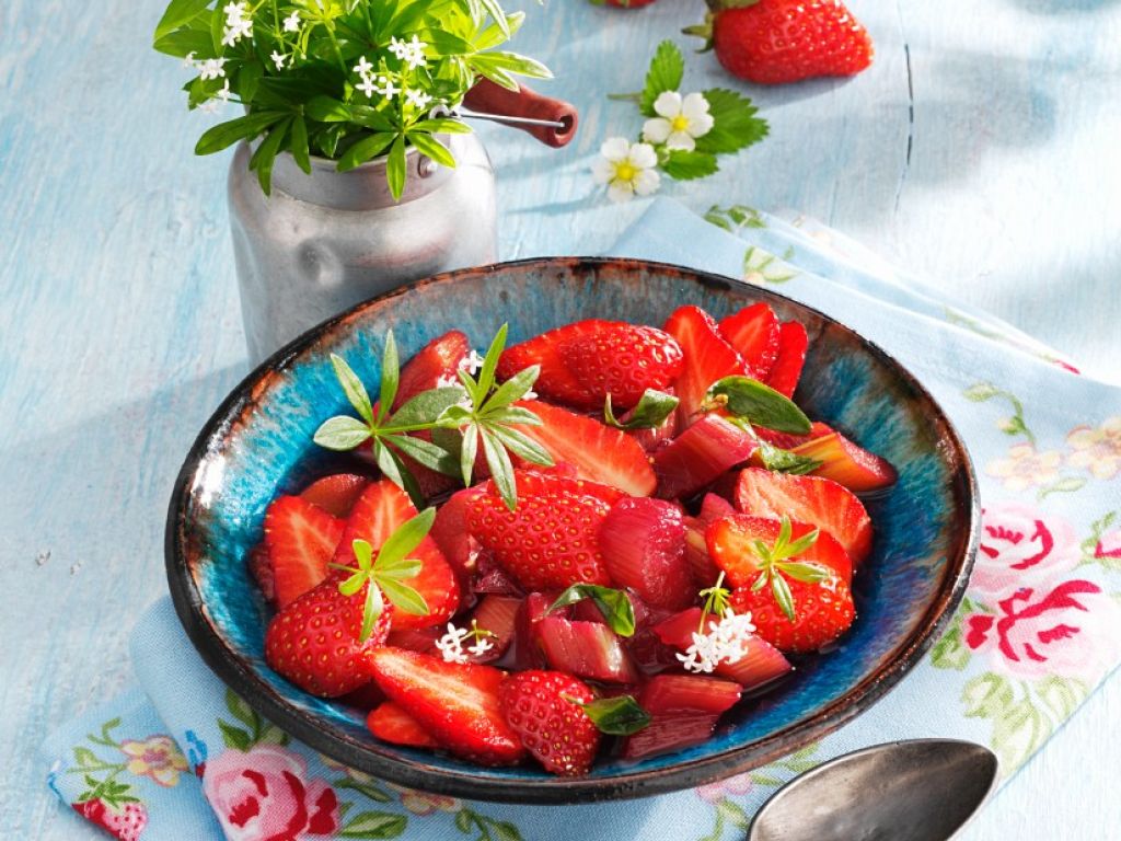 Erdbeer-Rhabarber-Kompott ohne Zucker Rezept | EAT SMARTER
