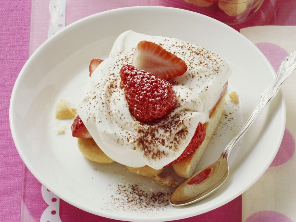 Erdbeer-Tiramisu mit Mascarpone, Quark und Sahne Rezept | EAT SMARTER