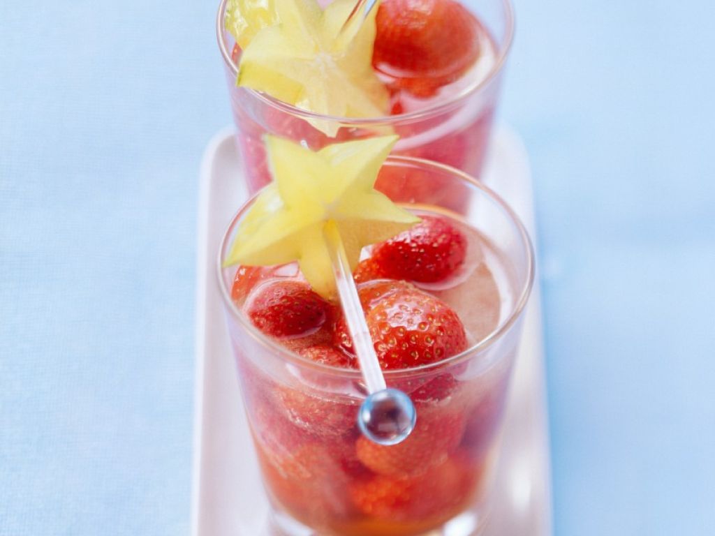 Erdbeerbowle mit Roséwein Rezept | EAT SMARTER