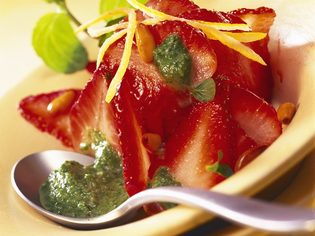 Erdbeeren mit Minzpesto Rezept | EAT SMARTER Erdbeeren mit Minzpesto Rezept | EAT SMARTER