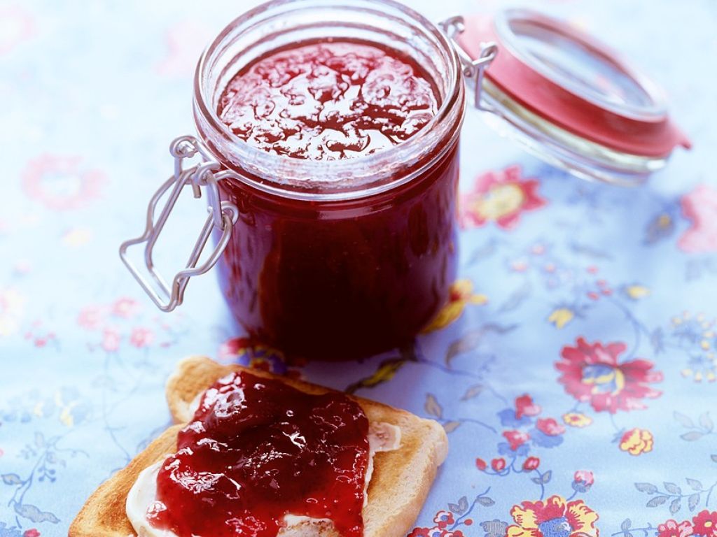 Erdbeermarmelade mit Stücken Rezept | EAT SMARTER