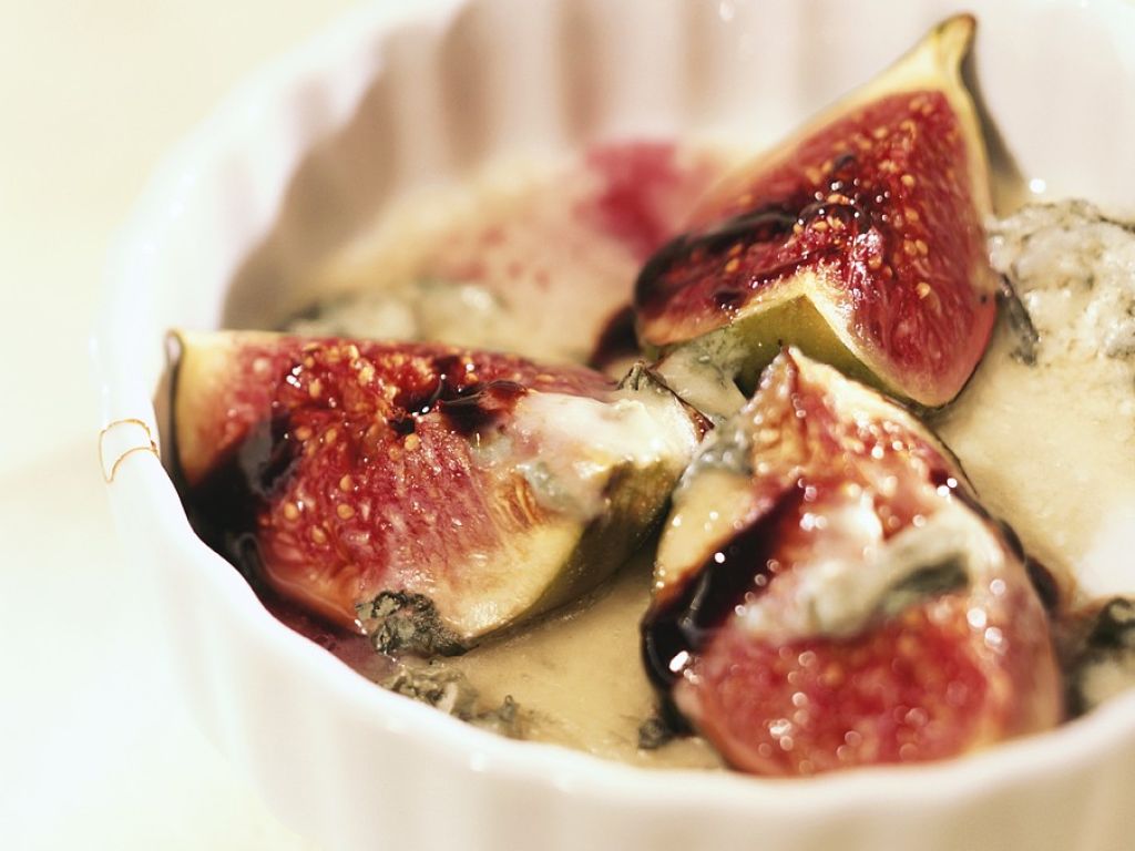 Feigen mit Blauschimmelkäse und Honigsoße Rezept | EAT SMARTER