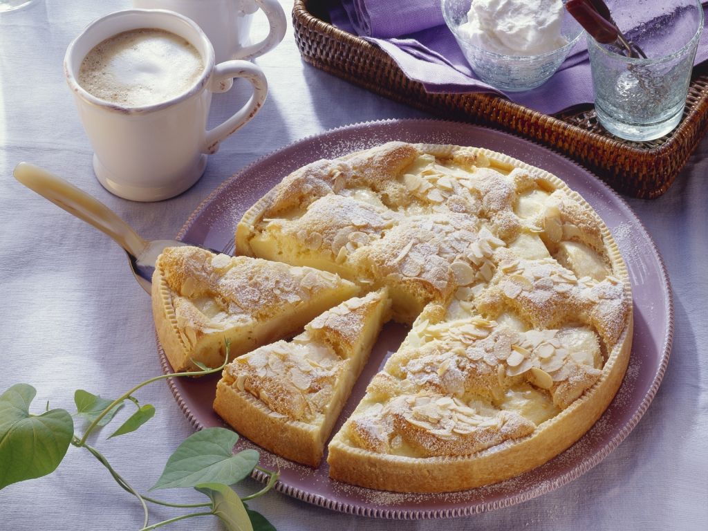 Feiner Apfelkuchen mit Eischnee und Mandeln Rezept | EAT SMARTER