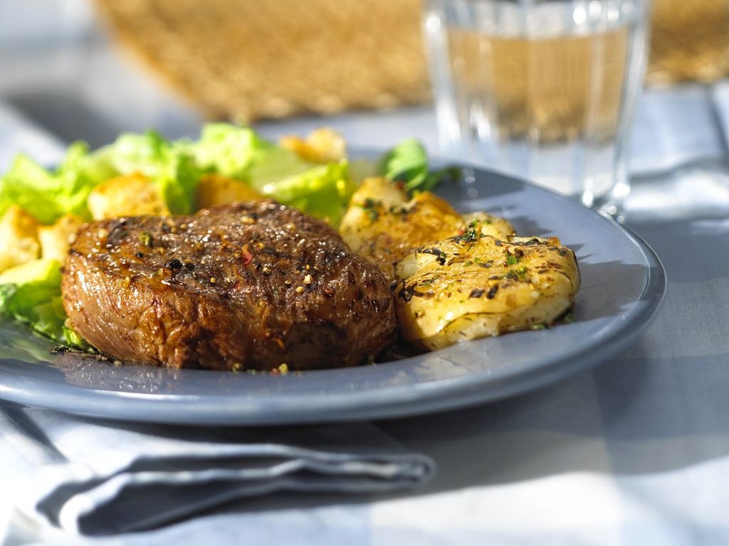 Filetsteak mit Kartoffelgratin Rezept | EAT SMARTER