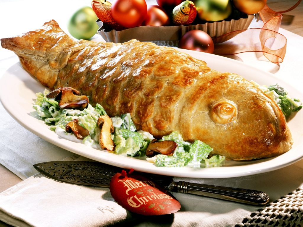 Fisch im Blätterteig mit Salat und Pilzen Rezept | EAT SMARTER