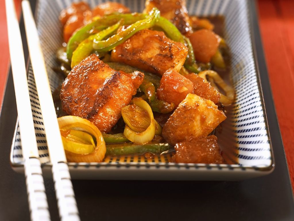 Fisch mit Gemüse aus dem Wok Rezept EAT SMARTER