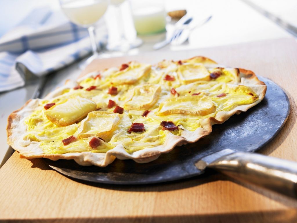 Flammkuchen mit Speck und Weichkäse Rezept | EAT SMARTER