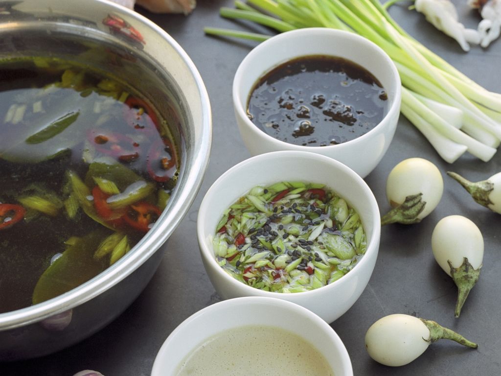Fondue auf asiatische Art mit Meeresfrüchten und Dips Rezept | EAT SMARTER