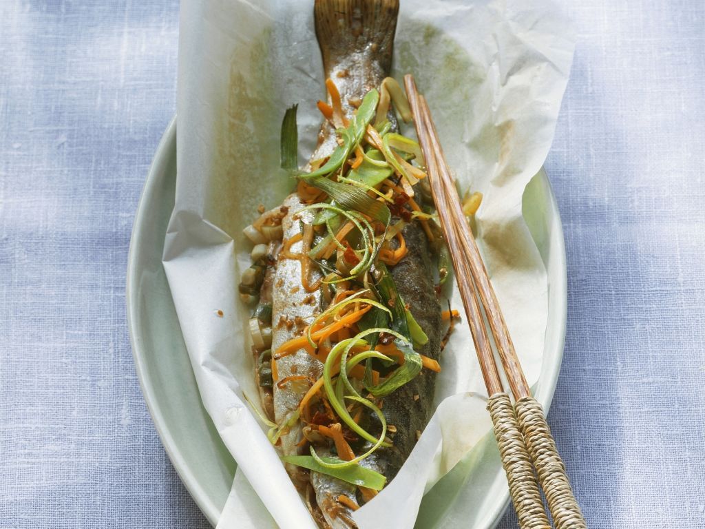 Forelle auf asiatische Art gebacken Rezept | EAT SMARTER