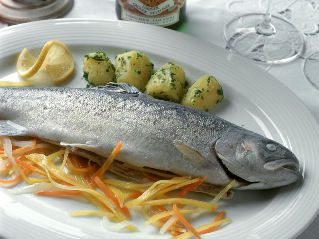 Forelle blau mit Gemüsejulienne und Kartoffeln Rezept | EAT SMARTER