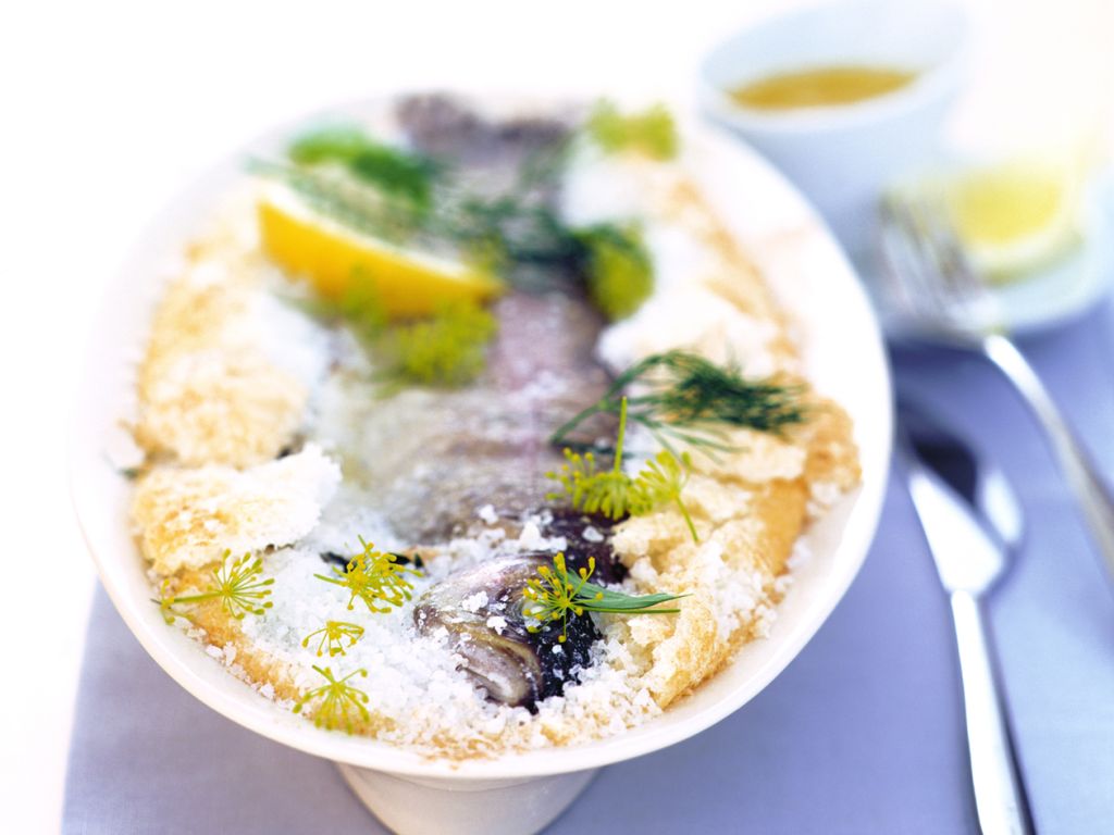 Forelle in Salzkruste Rezept | EAT SMARTER