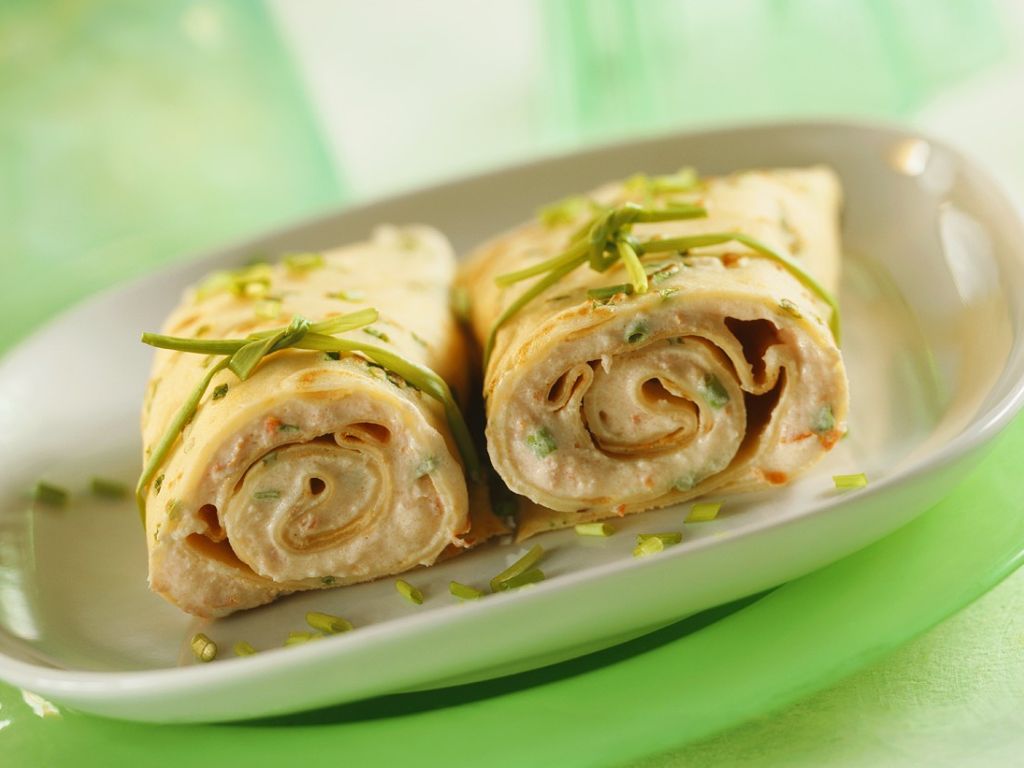 Frischkäse-Tomaten-Crepes Rezept | EAT SMARTER