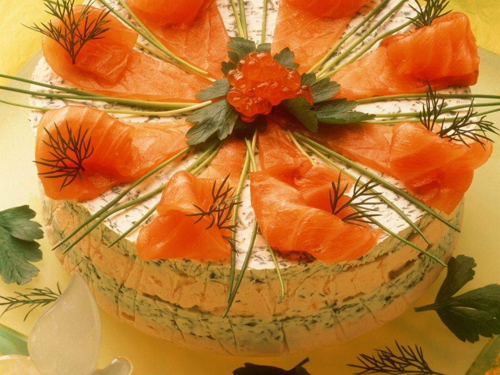 Frischkäsetorte mit Lachs Rezept | EAT SMARTER
