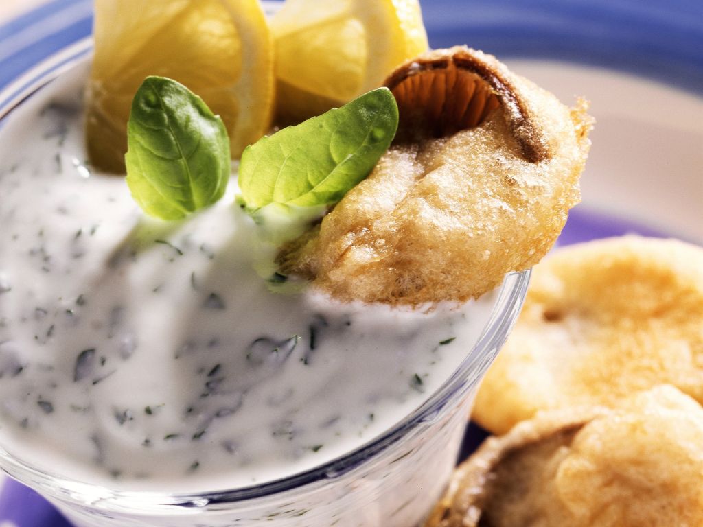 Frittierte Austernpilze mit Kräuterjoghurt Rezept | EAT SMARTER Frittierte Austernpilze mit Kräuterjoghurt Rezept | EAT SMARTER