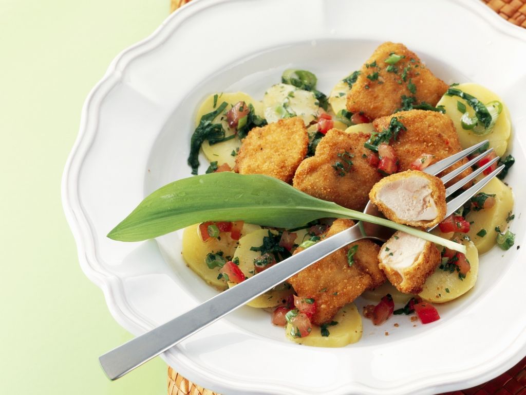 Frittierte Hühnchen-Nuggets mit Bärlauch-Kartoffelsalat Rezept | EAT ...
