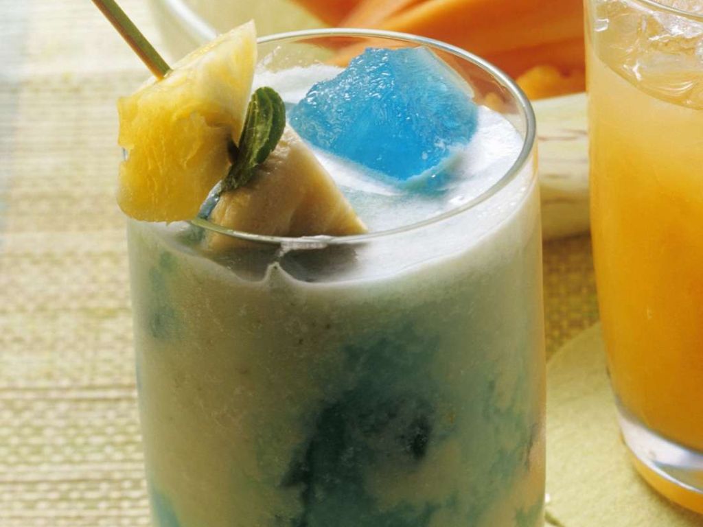 Fruchtcocktail mit Wodka Rezept | EAT SMARTER