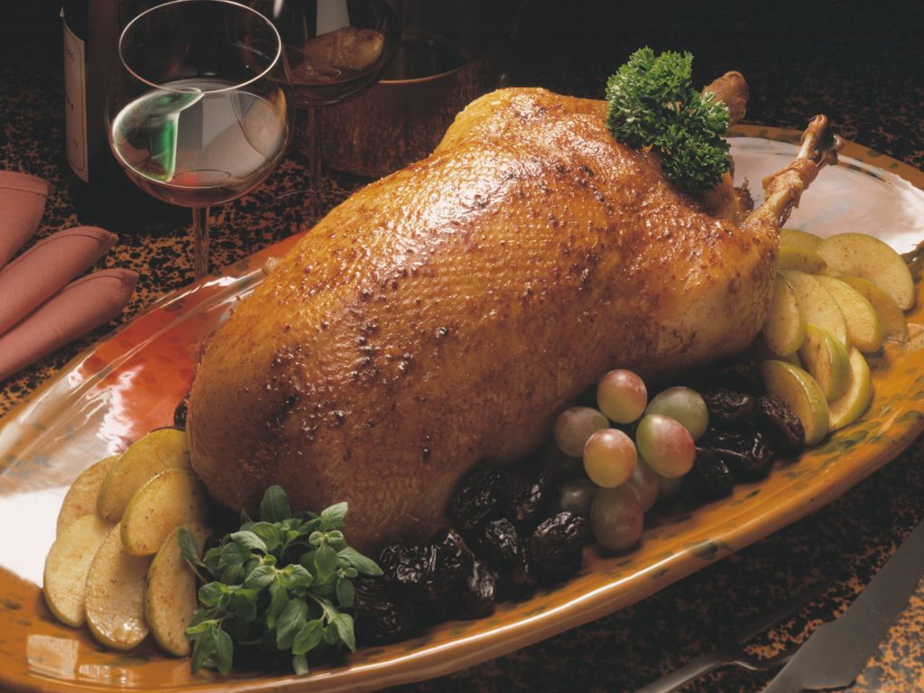 Fruchtig gefüllter Gänsebraten mit Äpfeln und Pflaumen Rezept | EAT SMARTER