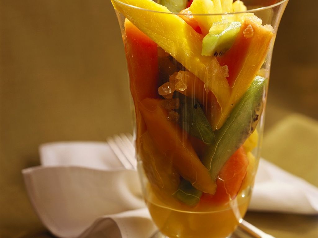 Fruchtsalat mit Wodka Rezept | EAT SMARTER