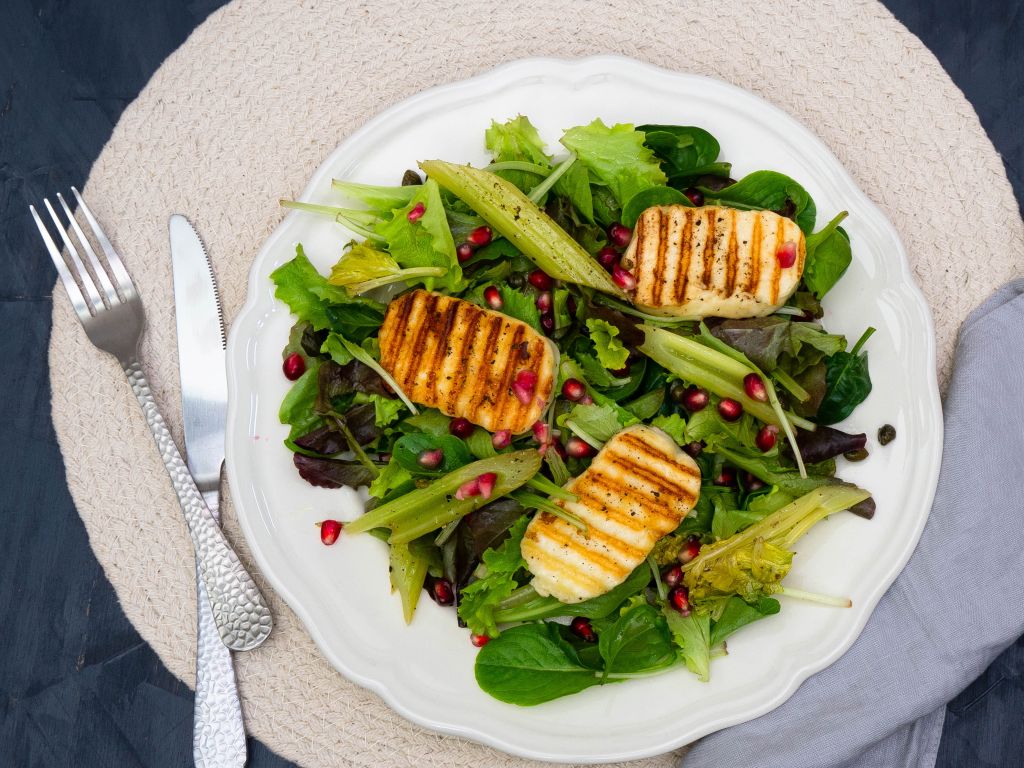 Frühlingssalat mit Halloumi Rezept | EAT SMARTER