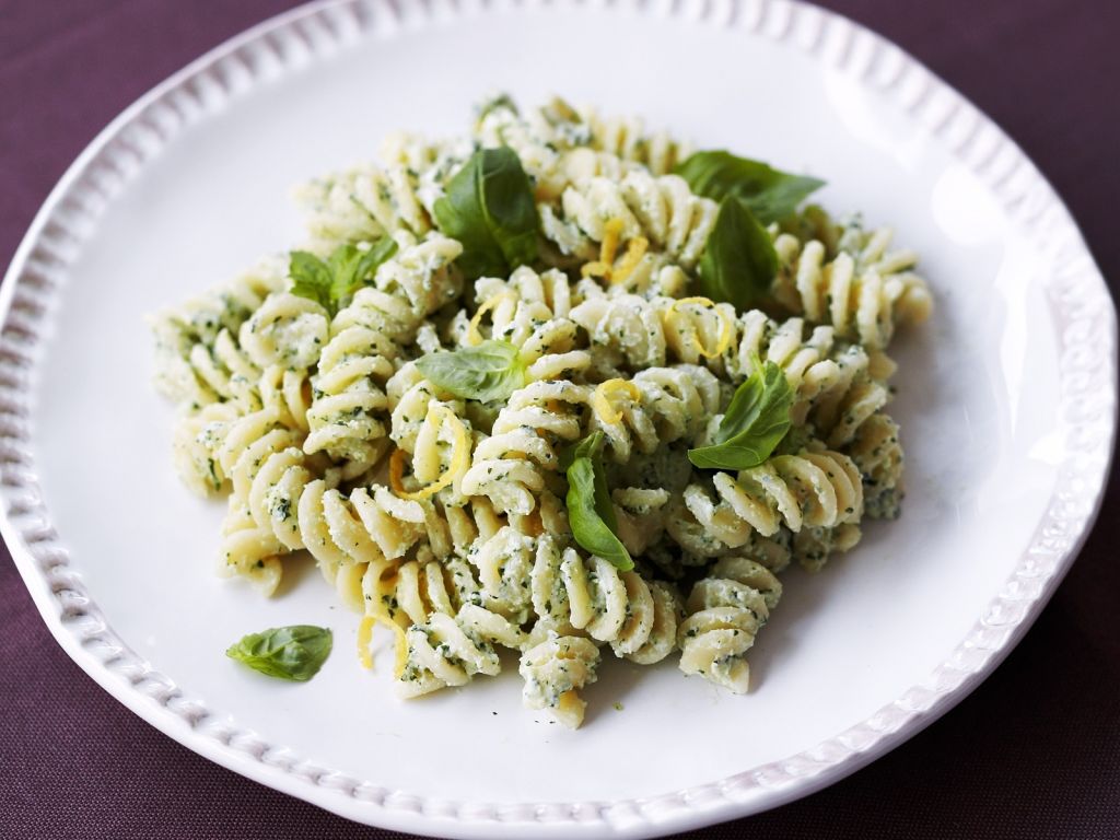 Fusilli mit Ricotta-Basilikum-Pesto Rezept | EAT SMARTER Fusilli mit Ricotta-Basilikum-Pesto Rezept | EAT SMARTER