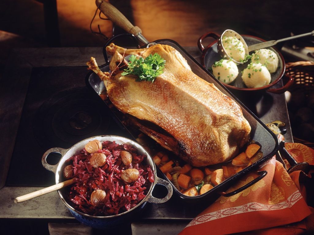 Gänsebraten mit Beilagen Rezept | EAT SMARTER