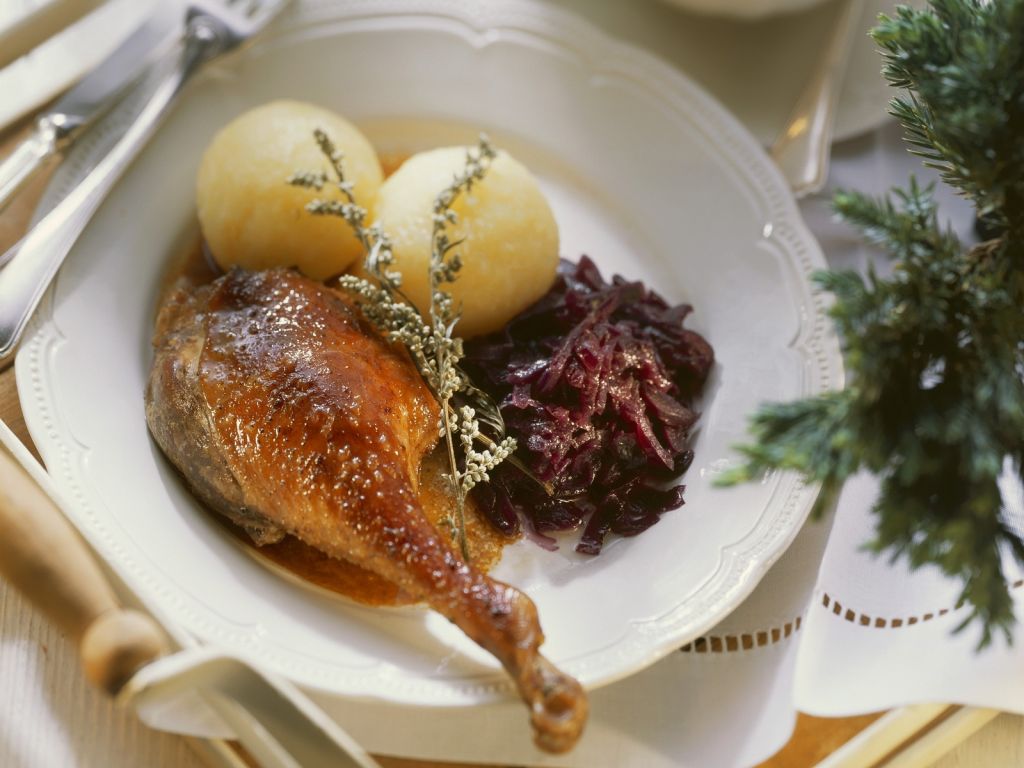 Gänsebraten mit Klößen und Rotkraut Rezept | EAT SMARTER