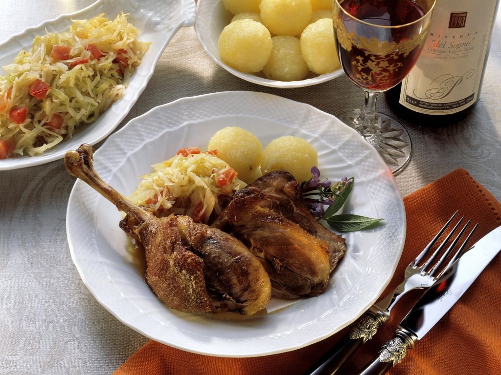 Gänsekeule mit Sauerkraut und Knödeln Rezept | EAT SMARTER