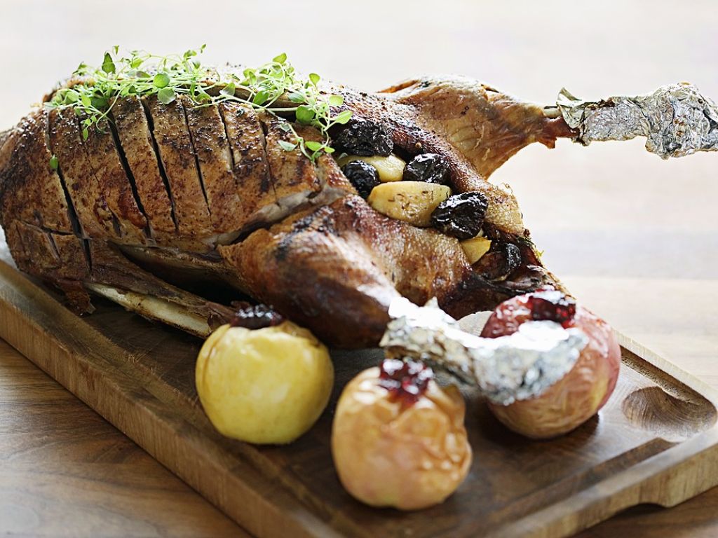 Gans mit Backpflaumen und Äpfeln Rezept | EAT SMARTER