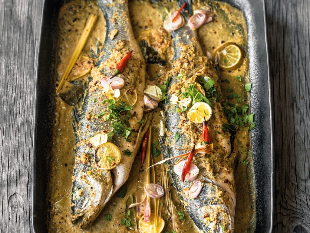 Ganzer Wolfsbarsch im Thai-Curry-Sud Rezept | EAT SMARTER