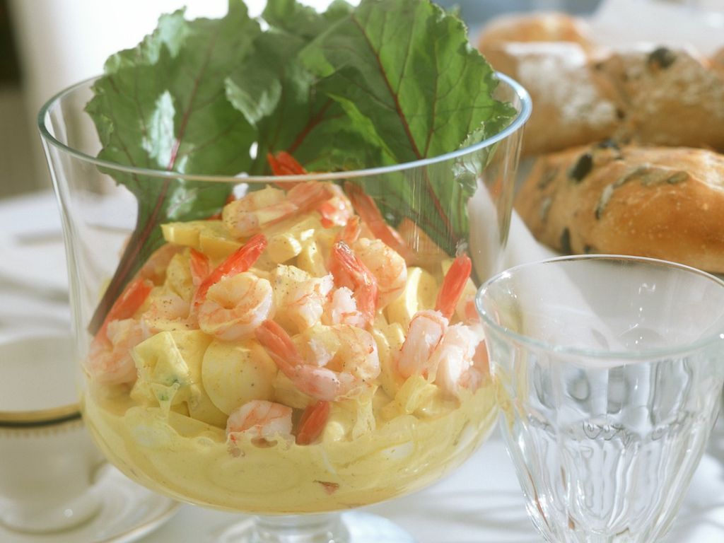 Garnelensalat mit Ei und Ananas Rezept | EAT SMARTER