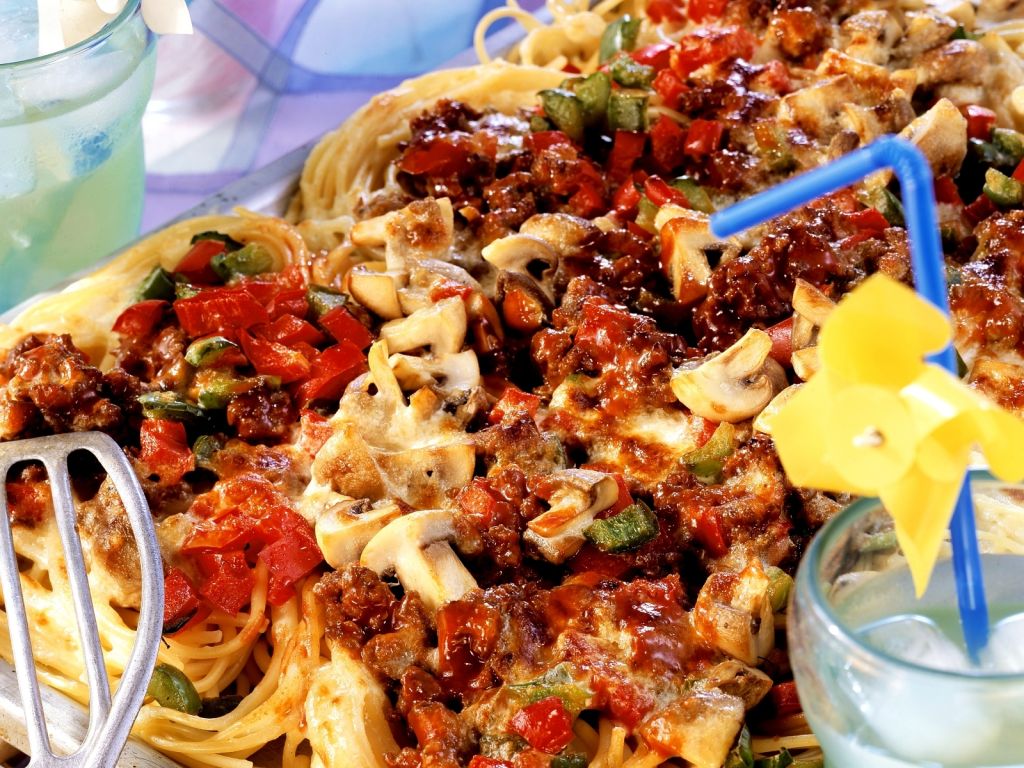 Gebackene Spaghetti mit Hackfleisch und Pilzen Rezept | EAT SMARTER