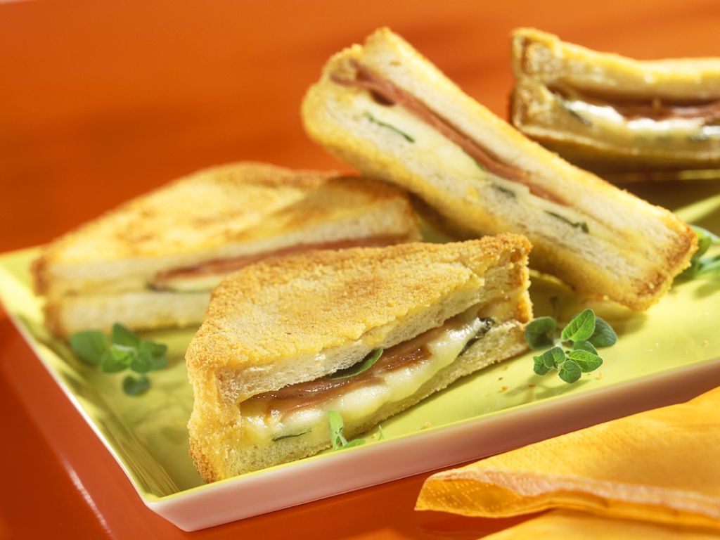 Gebackene Toast-Sandwiches mit Schinken und Mozzarella Rezept | EAT SMARTER