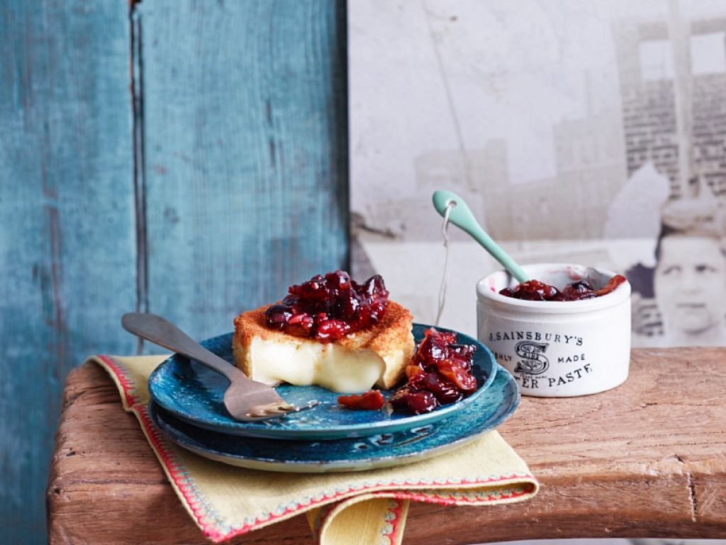 Gebackener Camembert mit Feigen-Cranberrie-Dip Rezept | EAT SMARTER Gebackener Camembert mit Feigen-Cranberrie-Dip Rezept | EAT SMARTER