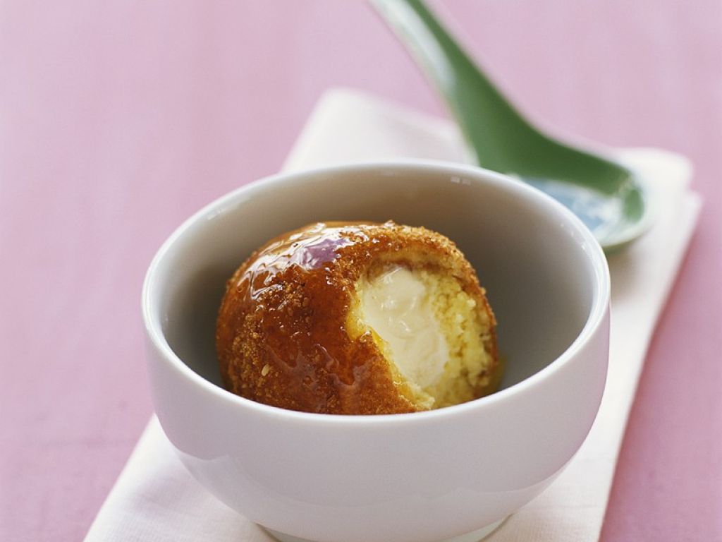 Gebackenes Eis im Teigmantel Rezept | EAT SMARTER