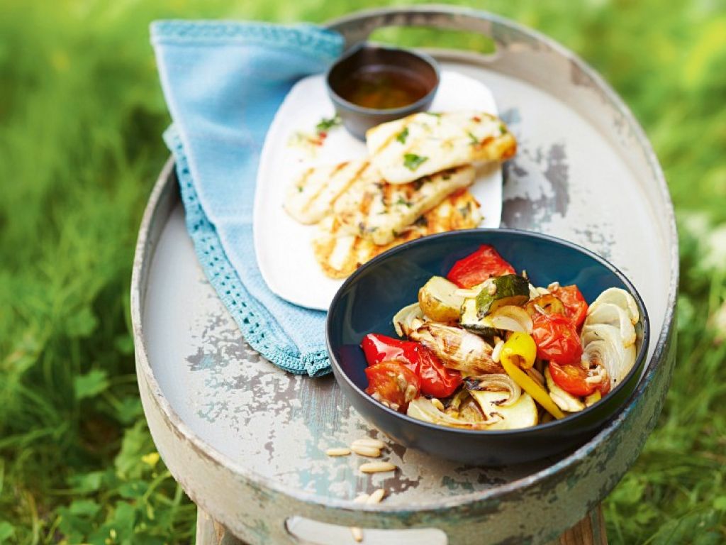 Gebackenes Gemüse mit Halloumi Rezept | EAT SMARTER
