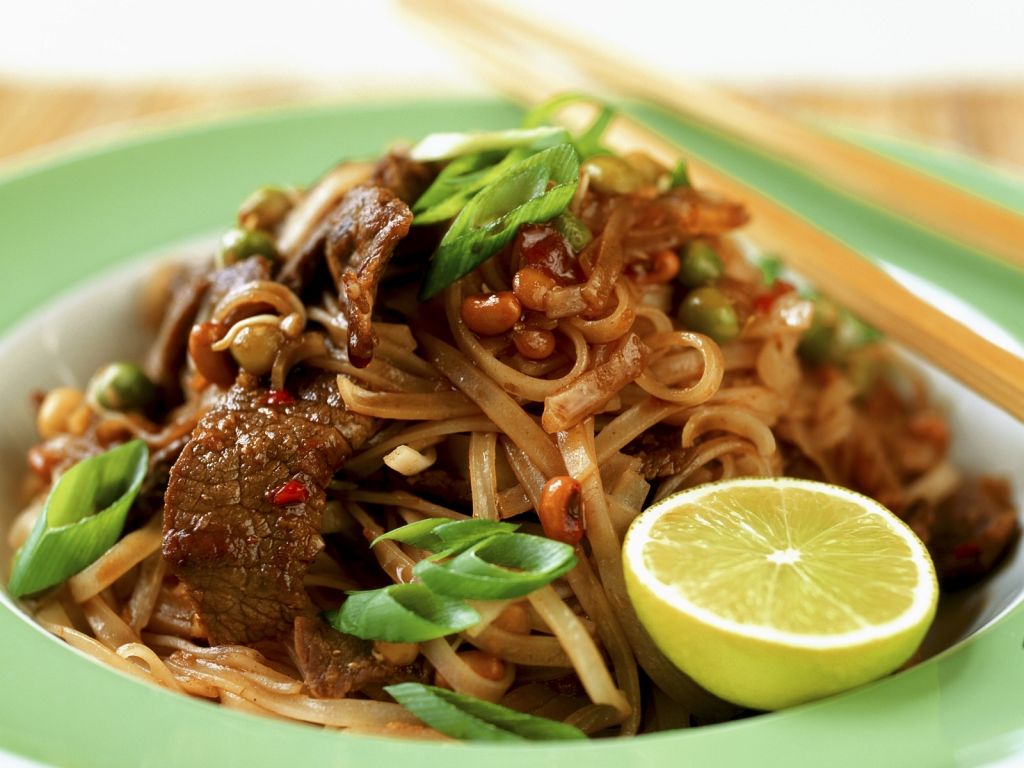 Gebratene asiatische Nudeln mit Rindfleischstreifen Rezept | EAT SMARTER