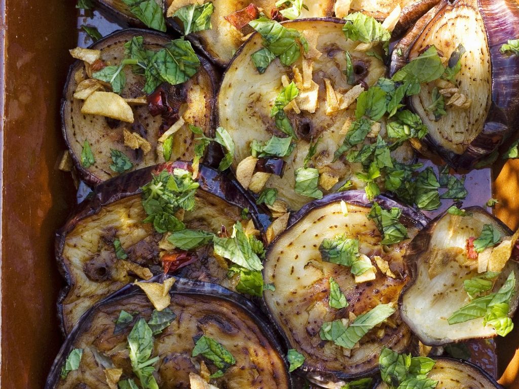 Gebratene Auberginenscheiben mit Knoblauch und Kräutern Rezept | EAT ...