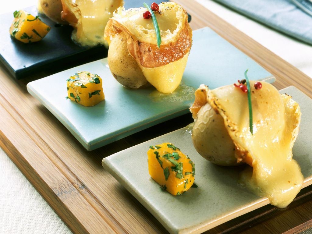 Gebratene Käsekartoffeln mit Kürbiswürfel Rezept | EAT SMARTER
