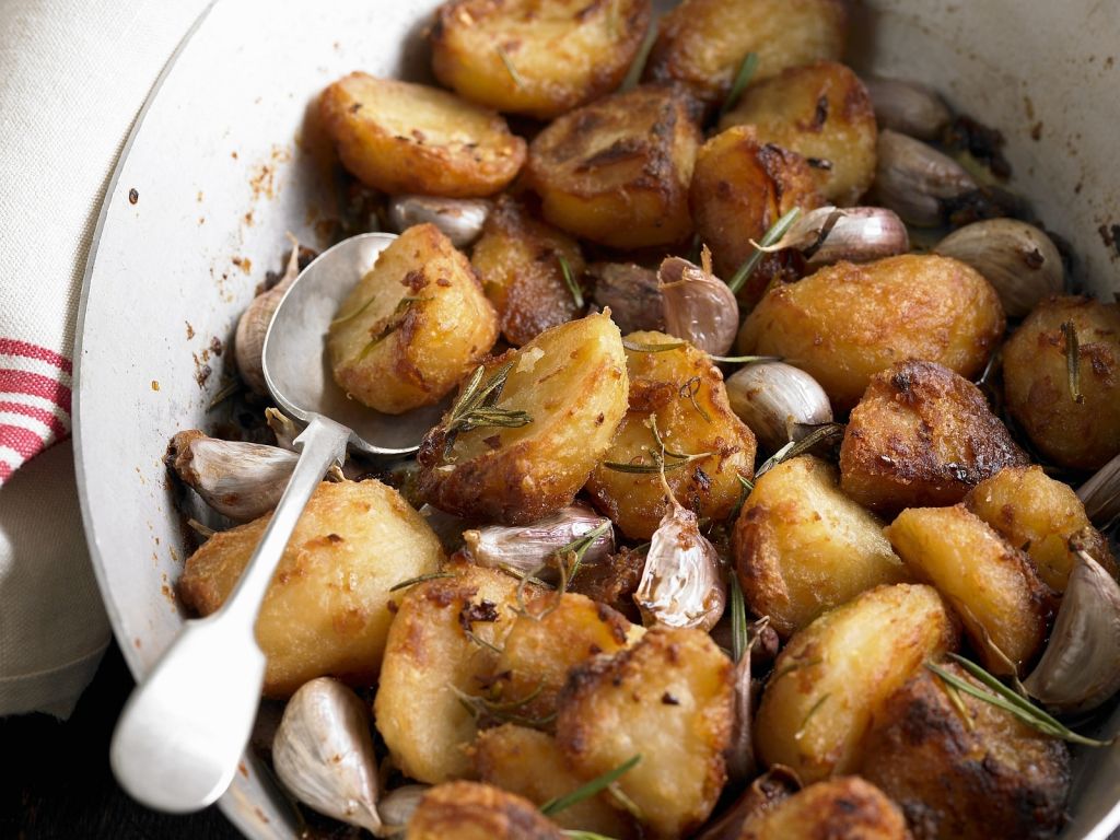 Gebratene Kartoffeln mit Knoblauch Rezept | EAT SMARTER