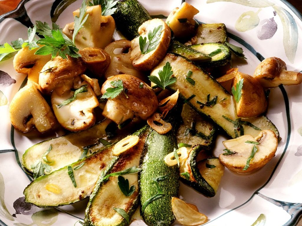 Gebratene Zucchini und Champignons mit Kräutern Rezept | EAT SMARTER