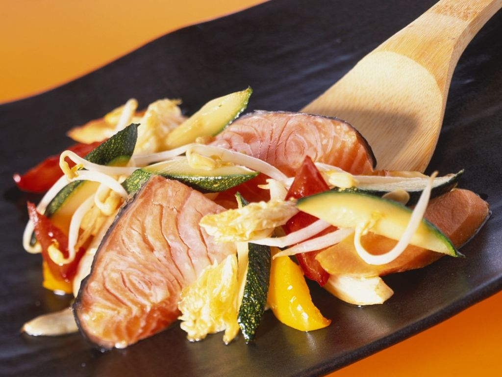 Gebratener Lachs mit Gemüse aus dem Wok Rezept | EAT SMARTER