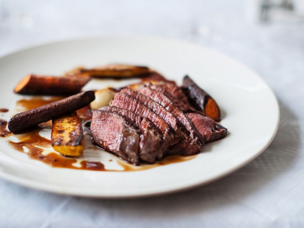 Gebratener Rehrücken mit Möhren Rezept | EAT SMARTER