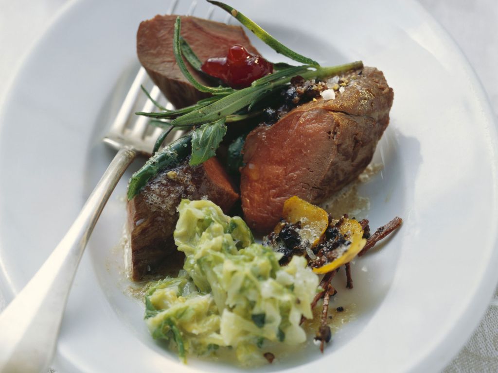 Gebratener Rehrücken mit Selleriepüree Rezept | EAT SMARTER