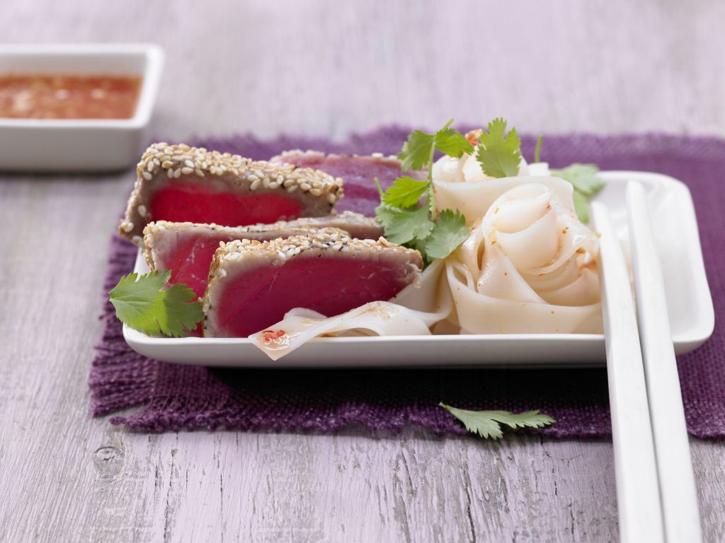 Gebratener Sesam-Thunfisch Rezept | EAT SMARTER
