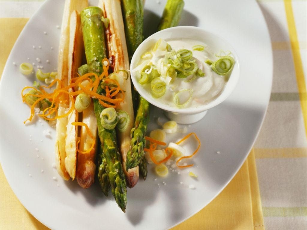 Gebratener Spargel mit Frühlingszwiebeln, Orangenzesten und Joghurtdip ...